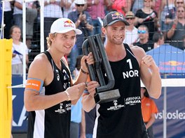 Norové Christian Sörum (vlevo) a Anders Mol pózují s trofejí pro vítze turnaje...