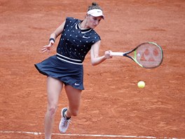 Markta Vondrouov hraje forhend ve finle Roland Garros.