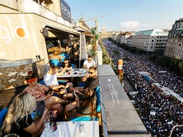 Lidé na terase klubu Duplex sledují úterní demonstraci iniciativy Milion...