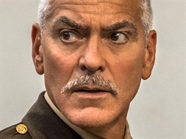 Americký herec George Clooney v televizním seriálu Hlava XXII