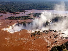 DECHBEROUCÍ PÍRODA. Pohled na vodopády Iguaçu na hranicích mezi Argentinou a...