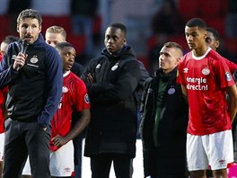 Trenr fotbalist PSV Eindhoven Mark van Bommel hovo ped fanouky.