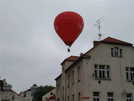 V centru Českých Budějovic nouzově přistál balon, přestal foukat vítr -  iDNES.cz