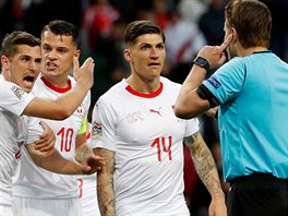 Nmeck sud Felix Brych prstem na uchu vcarskm hrm Zuberovi, Xhakovi a...