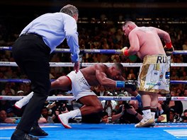 Anthony Joshua se kc k zemi v souboji proti Andymu Ruizovi o tituly...