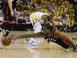 Kawhi Leonard z Toronta se natahuje po mi ve finle NBA proti Golden State.