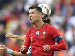 Portugalsk kapitn Cristiano Ronaldo proti Nizozemsku ve finle Ligy nrod.