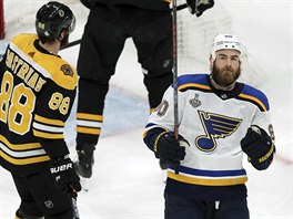 Útočník Ryan O'Reilly ze St. Louis Blues slaví gól do sítě Boston Bruins. Český...