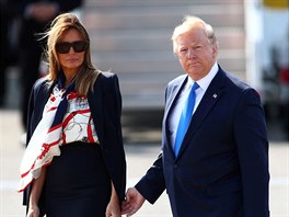 Melania Trumpová a Donald Trump po píletu do Velké Británie na letiti...