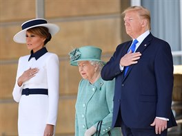 První dáma USA Melania Trumpová, britská královna Albta II. a americký...