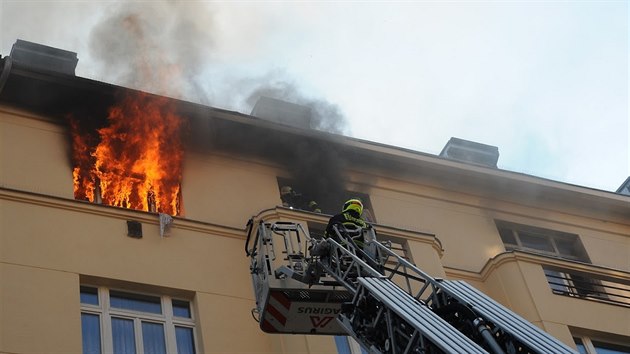 Pi poru hasii evakuovali 45 lid, patnct jich pedali zchrance. Zranili se i tyi hasii. (4. ervna 2019)