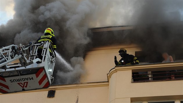 Při požáru hasiči evakuovali 45 lidí, patnáct jich předali záchrance. Zranili se i čtyři hasiči. (4. června 2019)