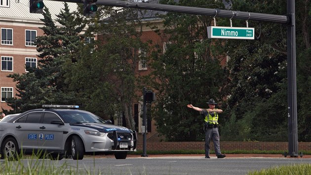 Pten stelba ve obecnm sprvnm centru ve mst Virginia Beach na vchodnm pobe USA si vydala nejmn 13 obt, vetn tonka (1. 6. 2019)