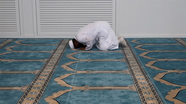 eck muslim se modl v prvn oficiln meit v Atnch, kter byla dostavna v ptek. (7. ervna 2019)