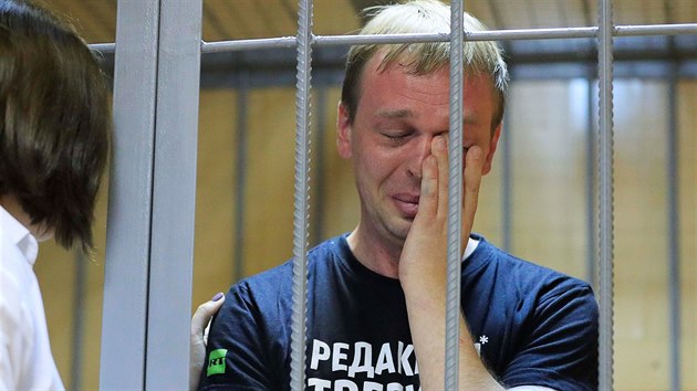 Ivan Golunov pi ekn na slyen ped soudem v Moskv. Novin obvinn z dren drog popr (8. ervna 2019)
