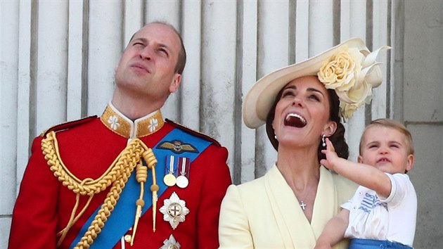 Princ William jeho manželka Kate a jejich děti princ George, princezna Charlotte a nejmladší princ Louise (Trooping the Colour, Londýn, 8. června 2019)