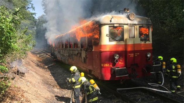 Hasiči bojují s požárem vlaku v pražských Košířích (8. června 2019).