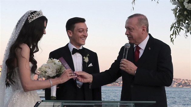 Nmeck fotbalista tureckho pvodu Mesut zil  se v Istanbulu oenil. Vzal si hereku a modelku Amine Gulseovou. K novomanelm prv promlouv zilv svdek tureck prezident Recep Tayyip Erdogan.  (7. ervna 2019)