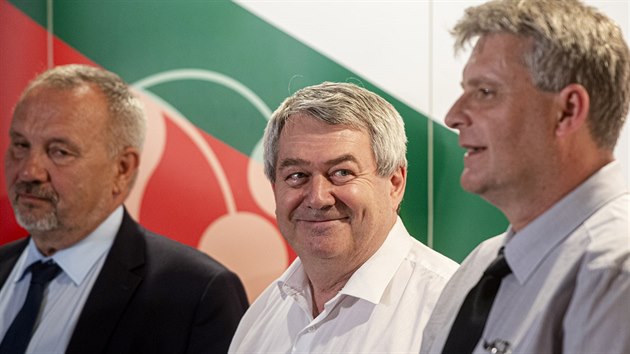 Poslanci KSM Pavel Kovik, Vojtch Filip a Stanislav Grospi na programov konferenci strany v Nymburce. (8. ervna 2019)