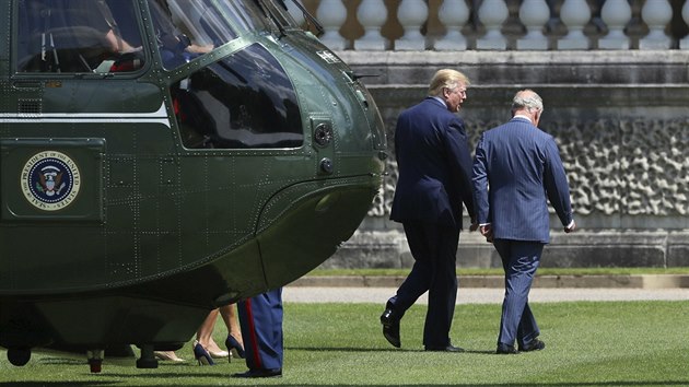 Americk prezident piletl k Buckinghamskmu palci helikoptrou, hned na travnat ploe je pivtal princ Charles v doprovodu manelky Camilly. (3. ervna 2019)