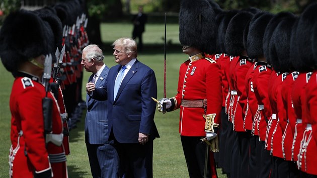 Princ Charles pivtal americkho prezidenta Donalda Trumpa na zahrad Buckinghamskho palce. (3. ervna 2019)