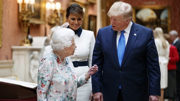 Britsk krlovna Albta pedstavuje americkmu prezidentovi Donaldu Trumpovi vstavu obraz z krlovskch umleckch sbrek, kter se tkaj historie USA. (6. ervna 2019)