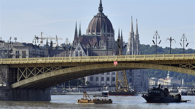 Maart a jihokorejt potpi v pondl veer vythli jedno tlo z vraku lodi, kter se minul tden potopila na Dunaji po srce s vtm plavidlem.  (3. ervna 2019)