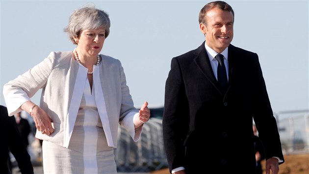 Britsk premirka Theresa Mayov a francouzsk prezident Emanuel Macron bhem oslav vro vylodn spojeneckch vojsk v Normandii. (6. ervna 2019)