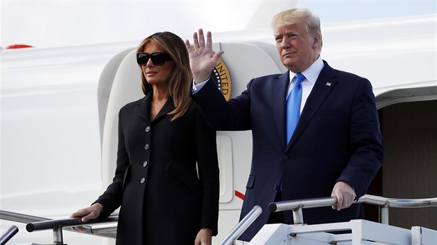 Americk prezident Donald Trump piletl s manelkou Melani na letit ve francouzskm Caen, odkud se pesunul na hbitov americkch vojk v Colleville-sur-Mer. (6. ervna 2019)