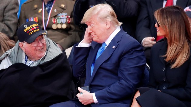 Donald Trump v diskuzi s jednm z vlench vetern, kte se zastnili vylodn v Normandii. (6. ervna 2019)
