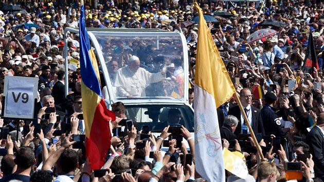 Pape Frantiek pi mi v rumunskm mst Blaj blahoeil sedm eckokatolickch biskup. (2. ervna 2019)
