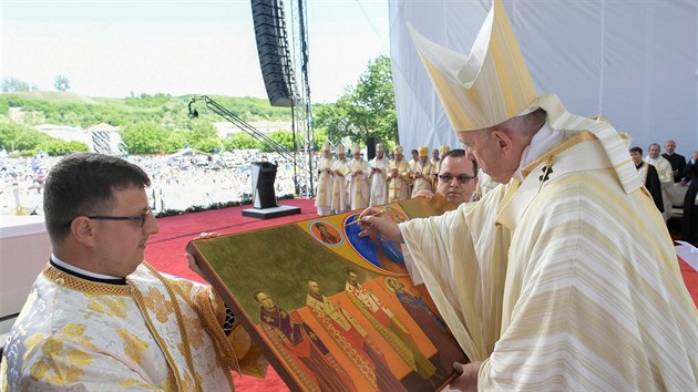 Pape Frantiek pi mi v rumunskm mst Blaj blahoeil sedm eckokatolickch biskup. (2. ervna 2019)