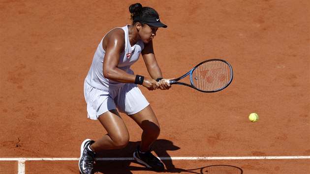 Japonka Naomi sakaov hraje bekhend ve tetm kole Roland Garros.