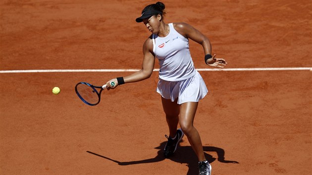 Japonka Naomi sakaov se vyt na forhend ve tetm kole Roland Garros.