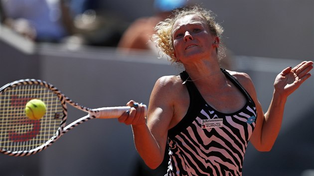 Kateina Siniakov hraje forhend ve tetm kole Roland Garros.