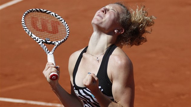 Kateina Siniakov slav vhru nad svtovou jednikou Naomi sakaovou a postup do osmifinle Roland Garros.