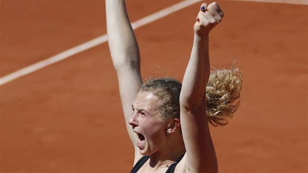 Kateina Siniakov slav vhru nad svtovou jednikou Naomi sakaovou a postup do osmifinle Roland Garros.