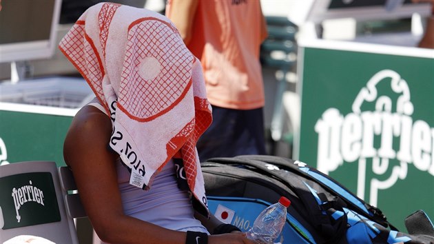 Naomi sakaov z Japonska schovv tv do runku bhem pestvky ve tetm kole Roland Garros.