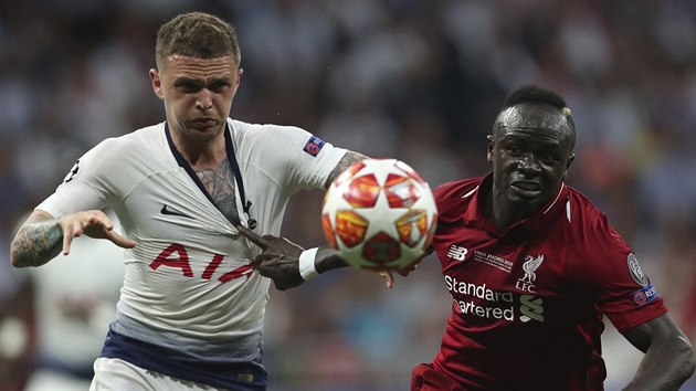 Tottenhamsk obrnce Kieran Trippier (vlevo) se petahuje o m se Sadiem Manm z Liverpoolu.