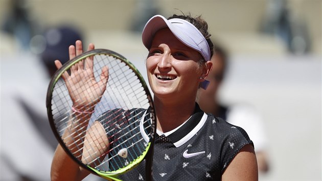 Markta Vondrouov dkuje fanoukm po vyhranm zpase proti Lotyce Anastasiji Sevastovov.