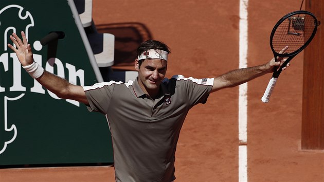 vcar Roger Federer se raduje z postupu do tvrtfinle Roland Garros.