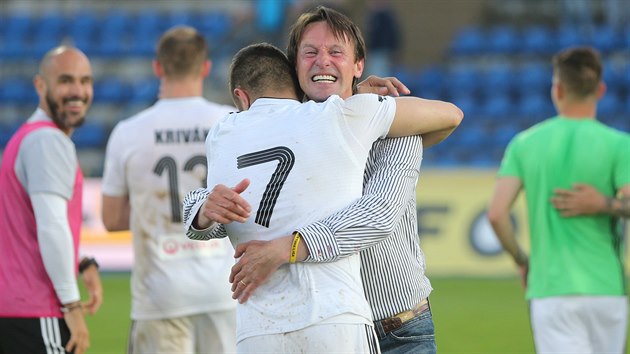 Karvinský trenér František Straka (čelem) slaví záchranu svého týmu v nejvyšší soutěži s Oliverem Putyerou.
