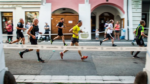 Na eskobudjovickm plmaratonu nestartuj jen profesionlov. Naopak. Zabhat si v centru me kdokoli. Letos se do hlavnho zvodu vydalo 3 442 astnk.