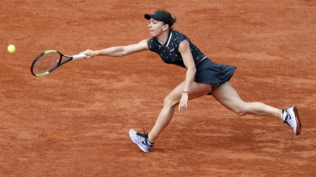 Rumunka Simona Halepov se natahuje po mi v osmifinle Roland Garros.