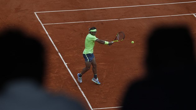 panl Rafael Nadal odehrv balon bhem finle Roland Garros.