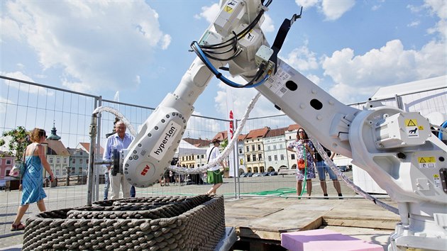Tradin letn festival Umn ve mst zaal v eskch Budjovicch ve stedu ukzkou robotick 3D tiskrny Ma.