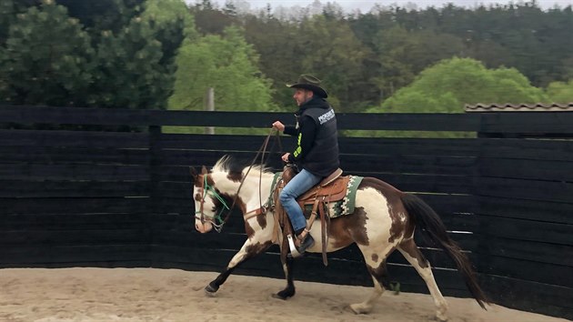 Reportér Matěj Smlsal sedí na koni. Poprvé v životě