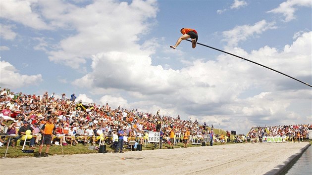 Sportu fierljeppen daly vzniknout tkosti, kter pro venkovany ve Frsku znamenala krajina pln vodnch cest. Nakonec je napadlo v umn peskakovat kanly na tyi zvodit.