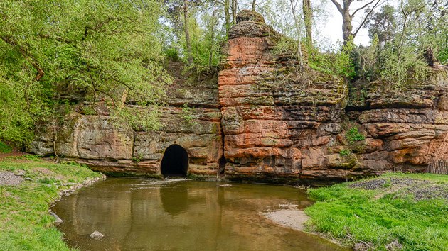 Průrva Ploučnice. Dva skalní tunely byly před staletími ručně vykopány v pískovcové skále a toto vodní dílo sloužilo jako regulace vody pro přilehlý hamr.