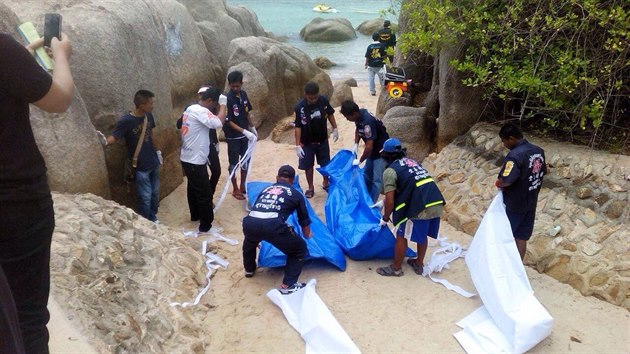 Thajská policie odváží těla Davida Millera a Hannah Witheridgové, dvou britských batůžkářů, kteří zahynuli na konci hlavní ostrovní pláže Sairee.